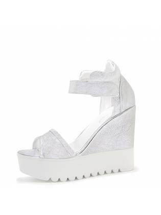 Босоножки на танкетке. Серебристые.