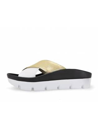 Шлепанцы на толстой подошве. Белая с золотом.